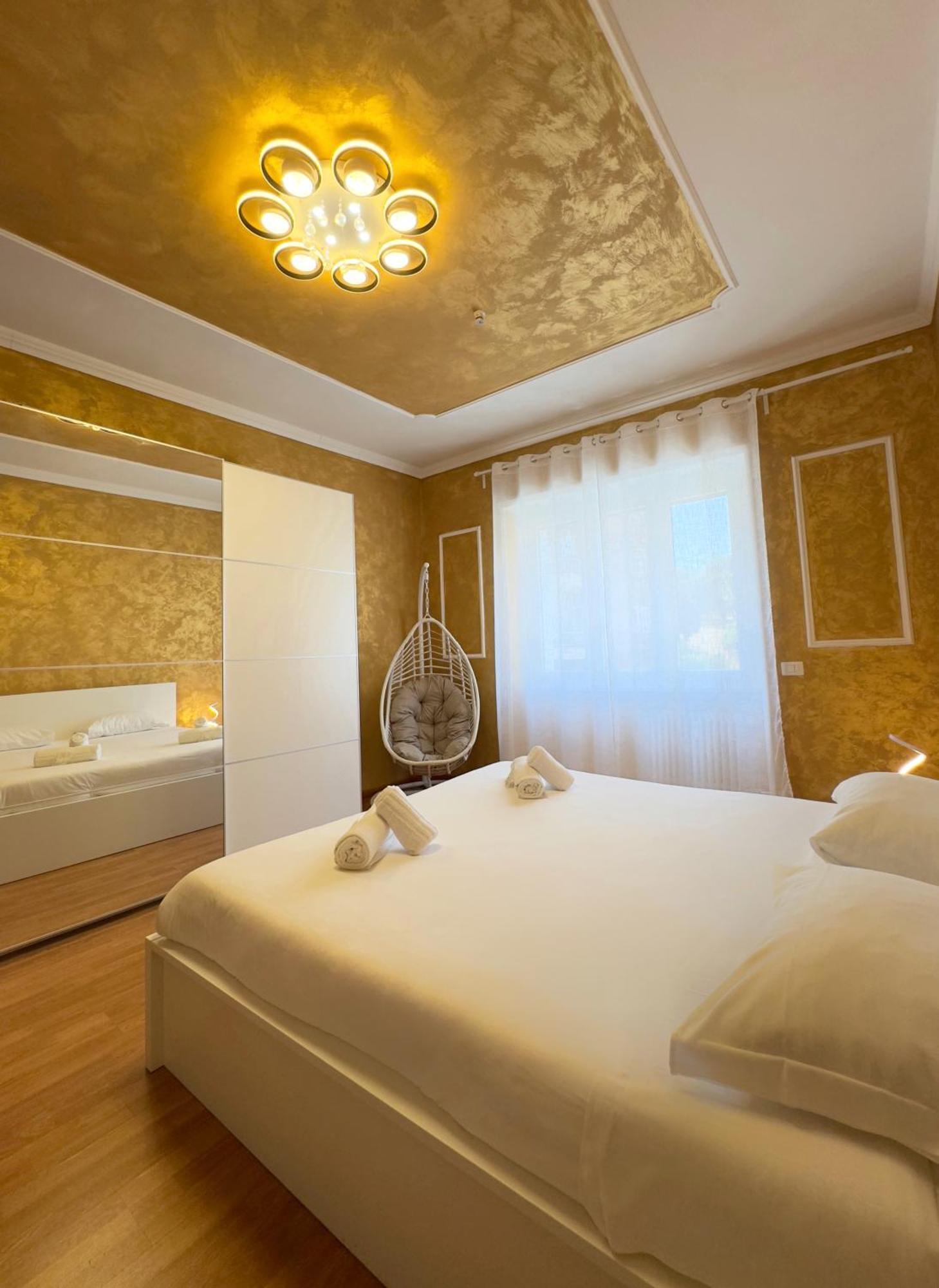 Golden Essence - Terrace & Metro *